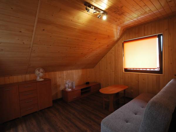 Salon w mieszkaniu na piętrze