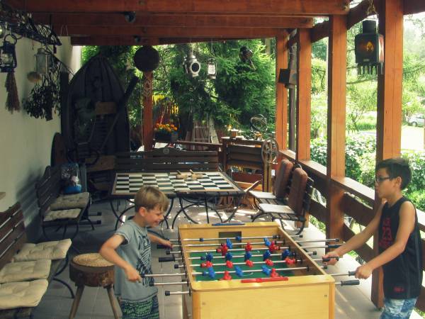 Taras w domu hotelowym od strony jeziora