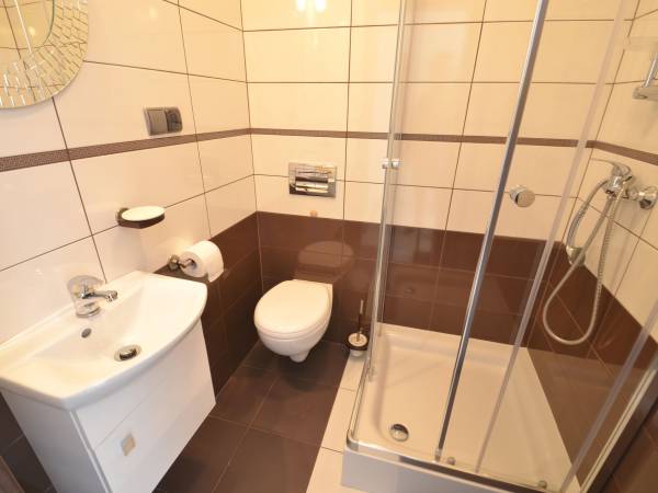 Łazienka pokój 2-os. z balkonem. DOM 2