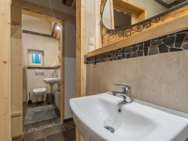 Dwie bliźniacze łazienki