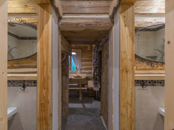 Dwie bliźniacze łazienki