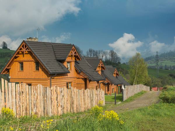 Trzy domy w stylu góralskim