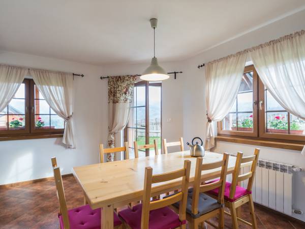 Duży stół w jadalni