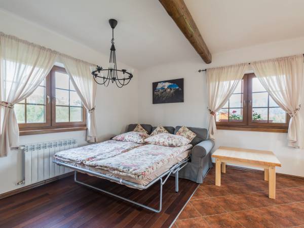 Rozkładana sofa w salonie