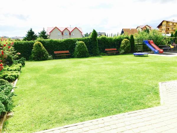 ogród z placem zabaw