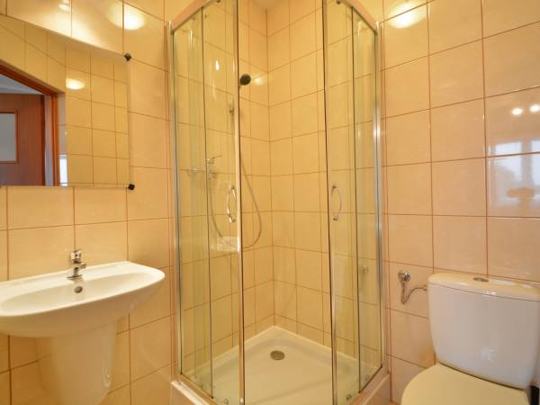 Łazienka pokoje 3-osobowe Maczek