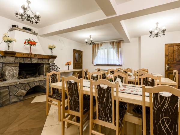 jadalnia z kominkiem