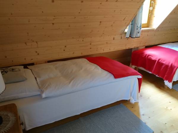 Sypialnia z dwoma pojedynczymi łóżkami