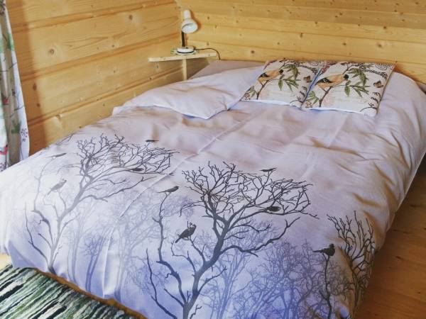 Sypialnia z łóżkiem małżeńskim