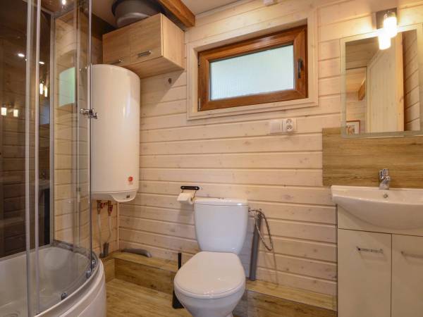 domek przy zagrodzie