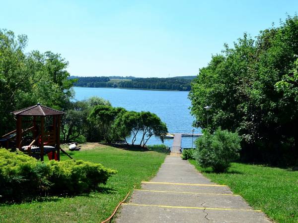 zejście nad jezioro