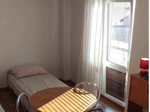 Pokój 6 (wejście na balkon)