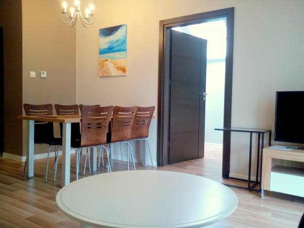 Jadalnia połączona z salonem w apartamencie typu A