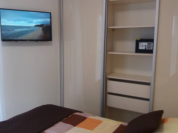 TV i sejf w sypialni