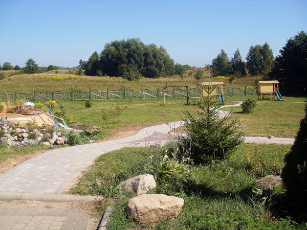 Wokół obiektu / plac zabaw