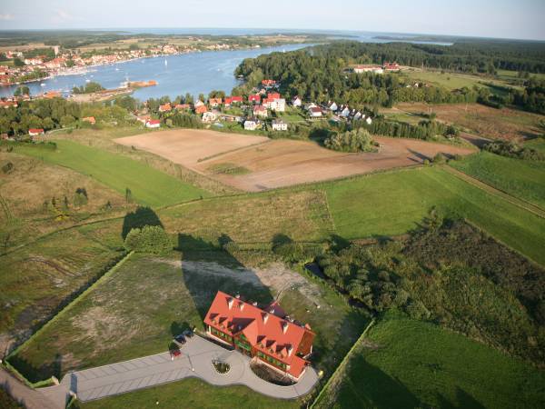 Położenie: wśród zieleni, w ciszy, ok. 10 min. od centrum/promenady, na przeciwko "aquaparku"