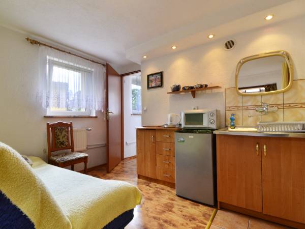 18/ 2 pokoje z aneksem kuchen.