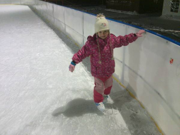 na pobliskim lodowisku