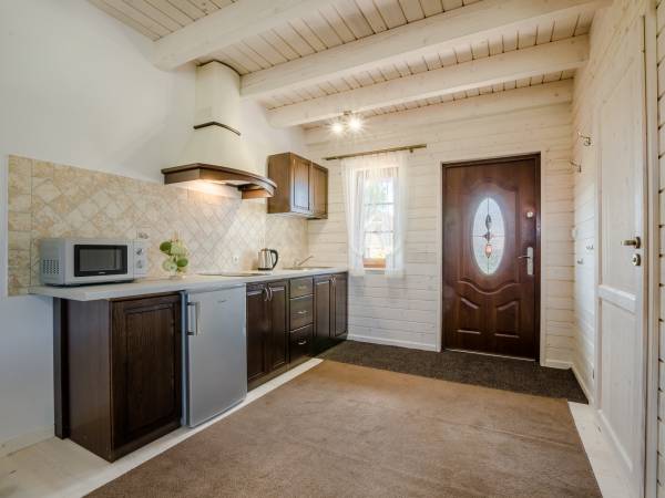 Kuchnia domku z tarasem w kolorze białym