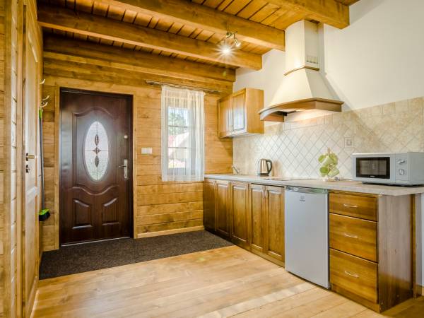 Kuchnia domku z tarasem w kolorze dębu