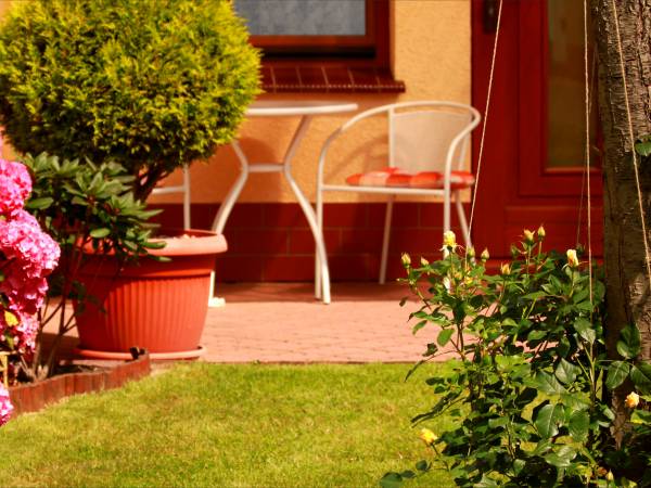 Taras ogrodowy przy pokoju