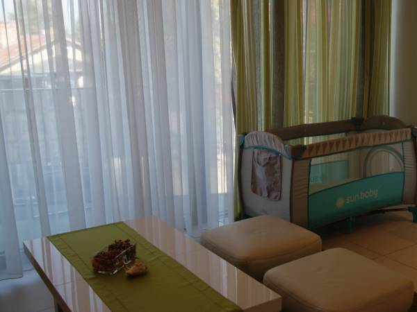 łóżeczko i krzesełko dla małego dziecka