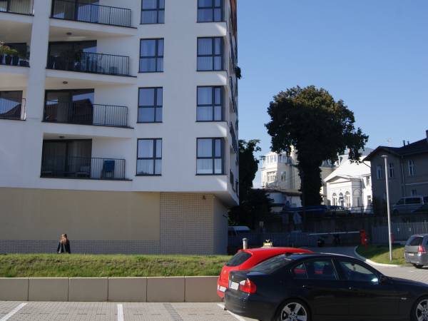 parking przy apartamentowcu