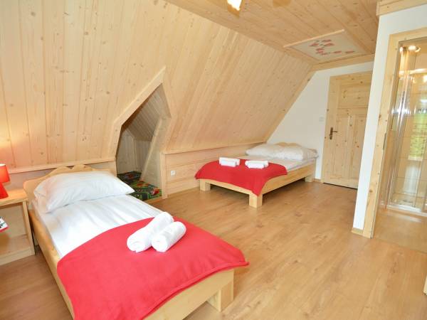 Pokój z domkami dla dzieci.