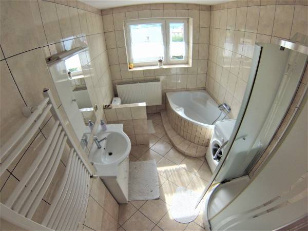 Łazienka z natryskiem, wanną, toaletą nr 1, pralką