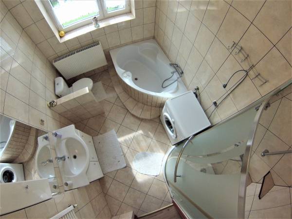 Łazienka z natryskiem, wanną, toaletą nr 1, pralką