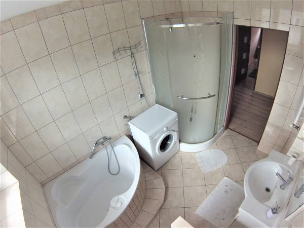 Łazienka z natryskiem, wanną, toaletą nr 1, pralką