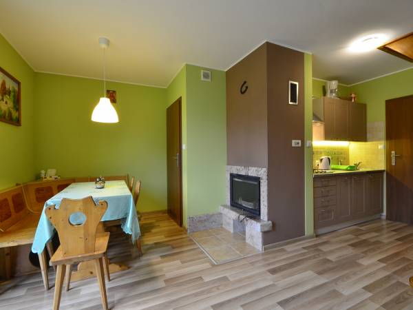 Kominek w aneksie jadalnym.