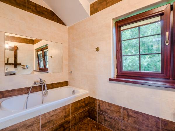 Łazienka na piętrze- domek z jedną sypialnią i dwiema łazienkami.