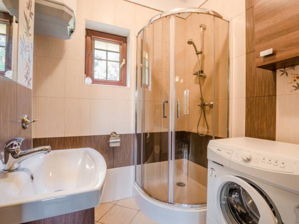 Łazienka na parterze- domek z jedną sypialnią i dwiema łazienkami.