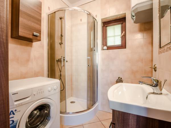 Łazienka- domek z dwiema sypialniami: łazienka na parterze.