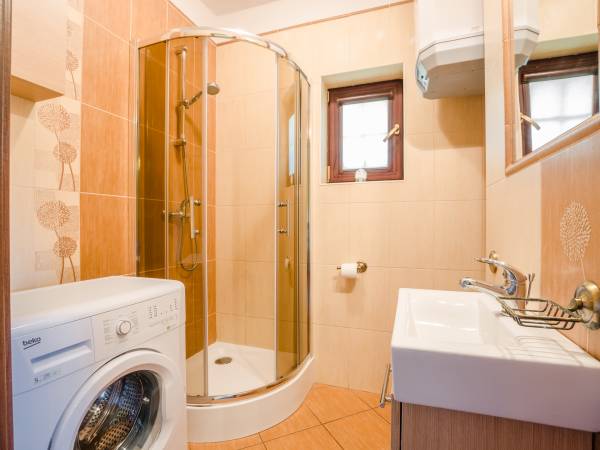 Domek z trzema sypialniami i dwiema sypialniami: łazienka.