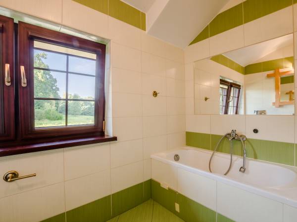 Domek z trzema sypialniami i dwiema łazienkami: łazienka na piętrze.