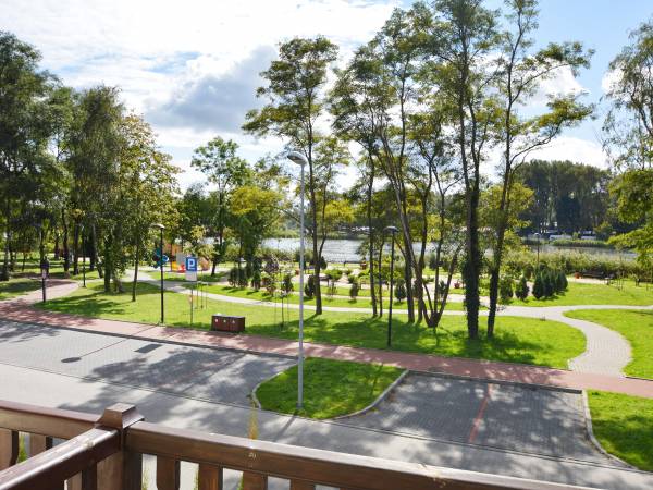 WIDOK Z OKNA NA RZEKĘ DZIWNA I PARK