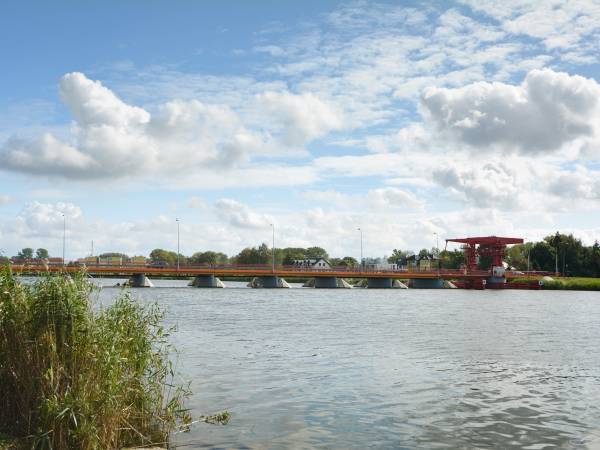 WIDOK Z OKNA NA RZEKĘ DZIWNA I MOST ZWODZONY