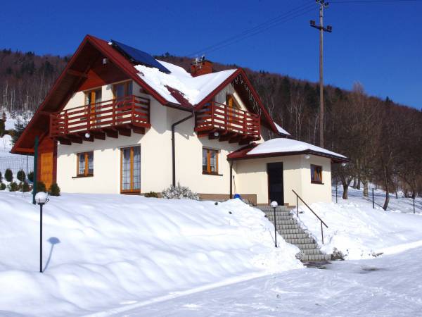 Willa z skocznią w tle