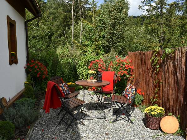 Stolik i krzesła przy każdym domku