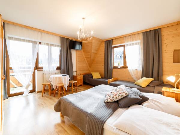 pokój czteroosobowy z balkonem