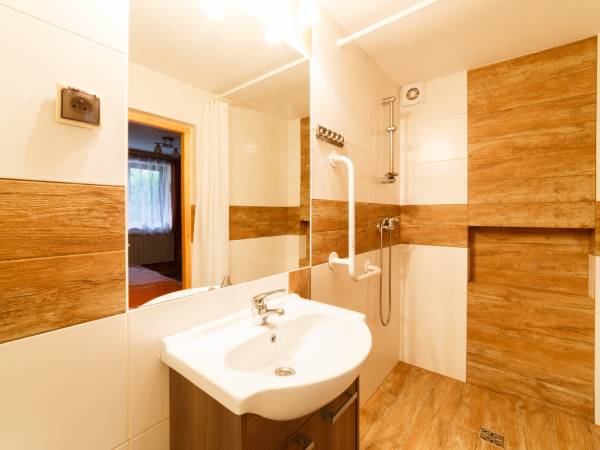 łazienka dla osób na wózkach inwalidzkich