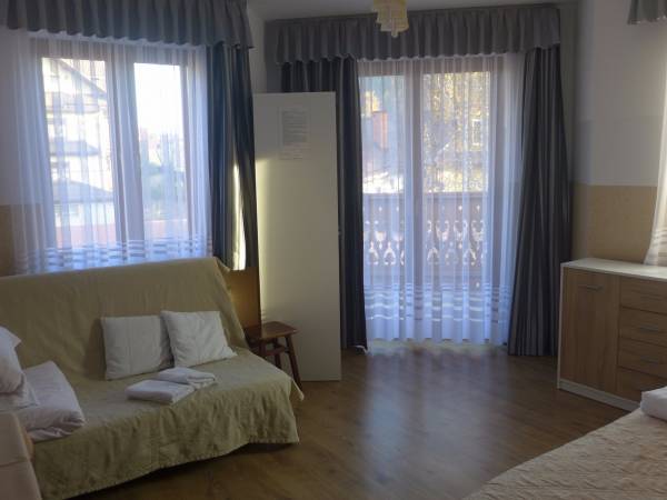 Pokój 1.4. (3 os) na 1 piętrze z własnym dużym balkonem (w pokoju sofa 2os rozkładana i tapczan)
