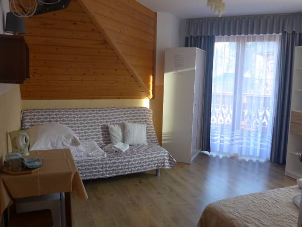 Pokój 2.4 (3 os) na 2 piętrze, własny duży balkon. Jest możliwość dostawki w formie materaca.