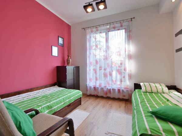 pokój różowy, dwa pojedyncze łóżka