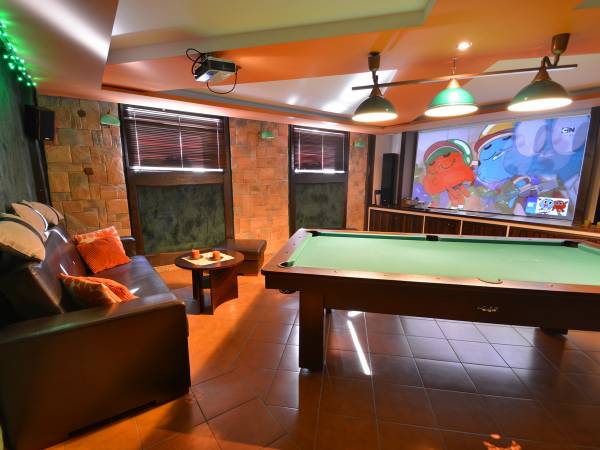 klub - bilard, kino domowe