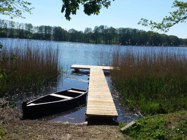 pomost i łodź wiosłowa dla gości