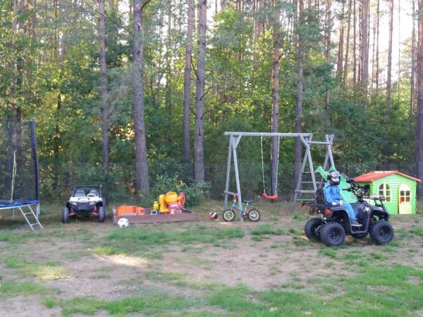 Plac zabaw przy domkach