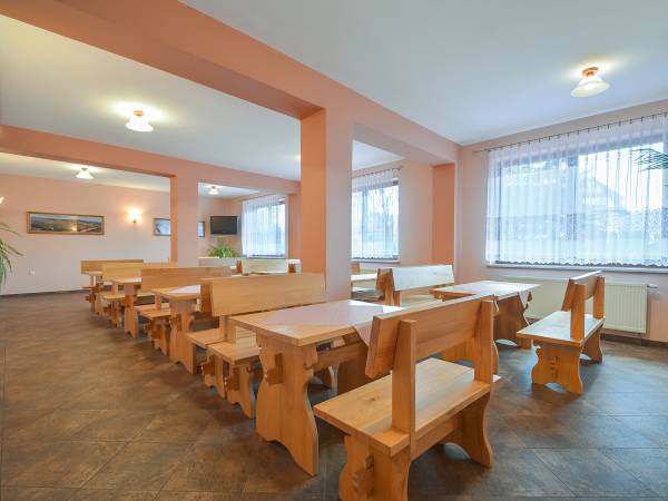 sala konferencyjna ze stołami i ławami góralskimi